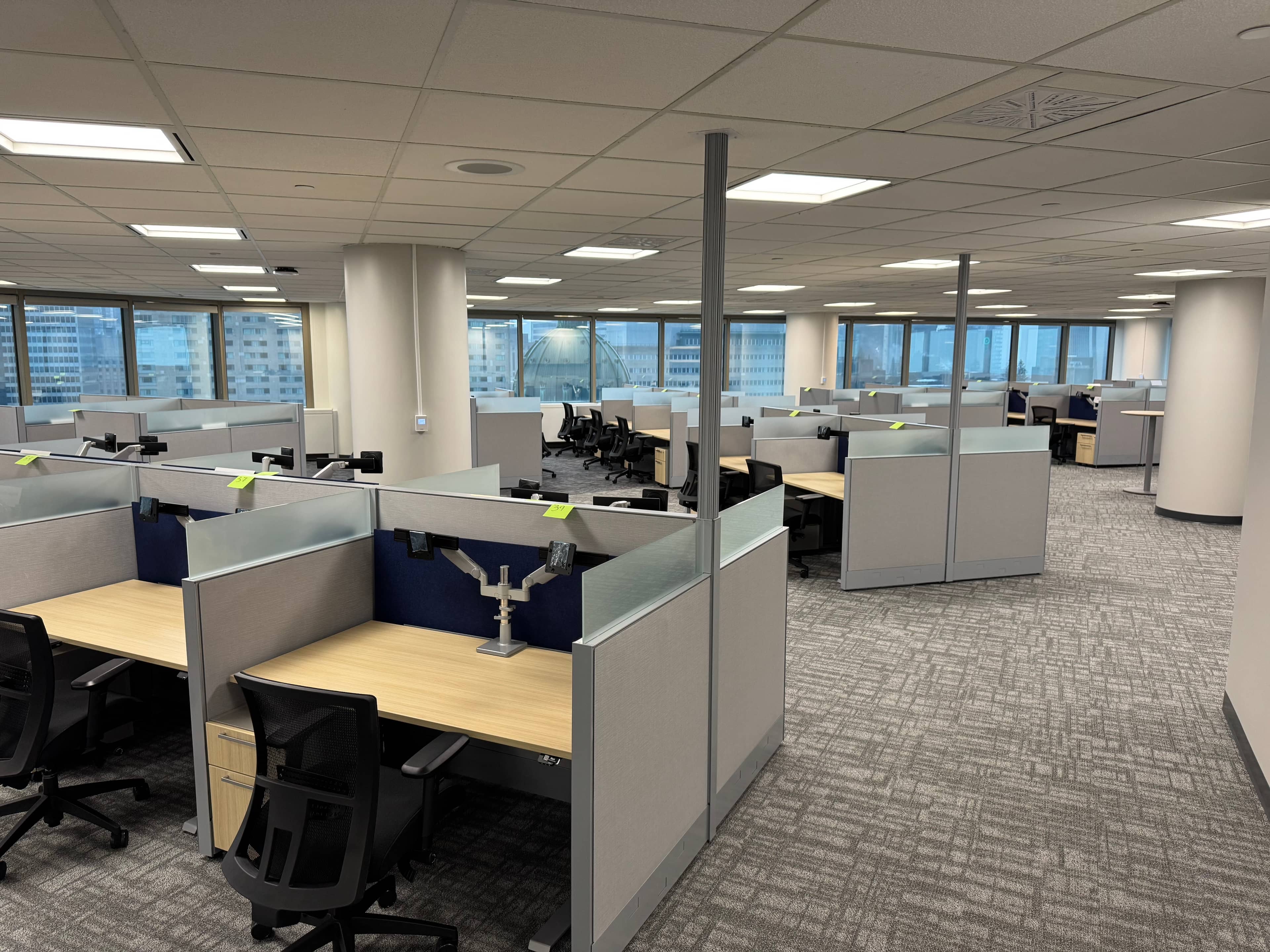Kuehne + Nagel International AG — Installation de postes de travail pour bureaux logistiques.